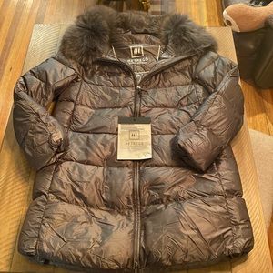 Hetrego Women’s Goose Down Coat, Size Medium. Silver Color